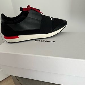 Men pre owned Balenciaga sneaker. Like new
